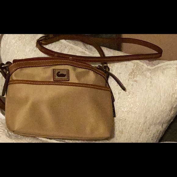 Dooney and Bourke Crossbody
Excellent condition only used a couple times. - Picture 1 of 4